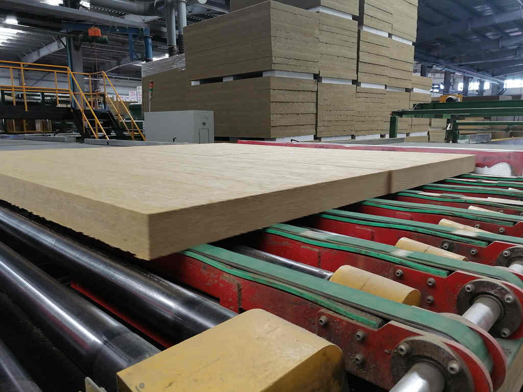 rock-wool-board-production-and-storage